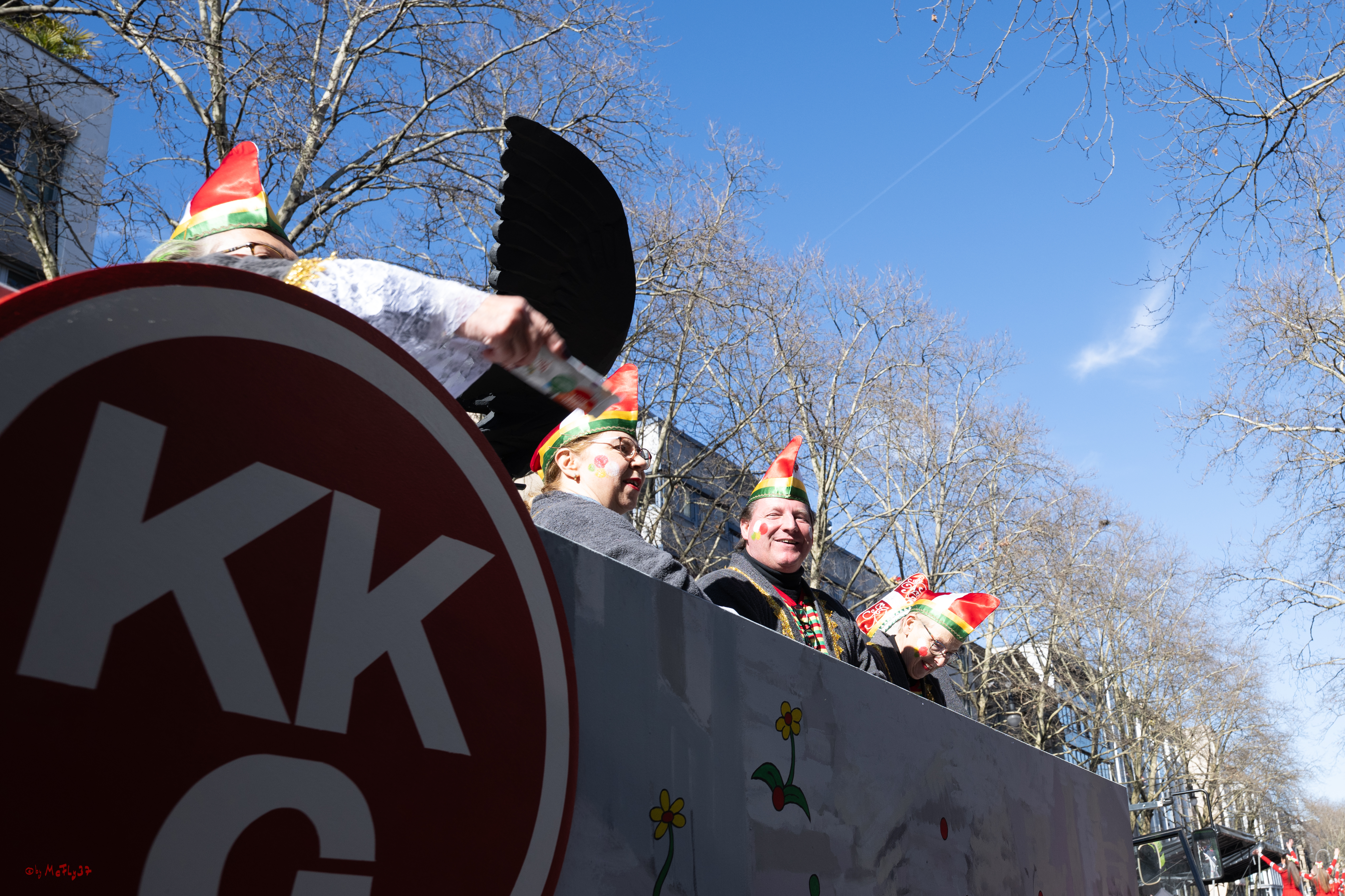 Rosenmontag Tribüne - KG 1. Straßenbahnsitzung e.V., 03.03.2025 Karneval, Brauchtum, Kostüme, Feiern, Club, Freude, Sonnenschein,