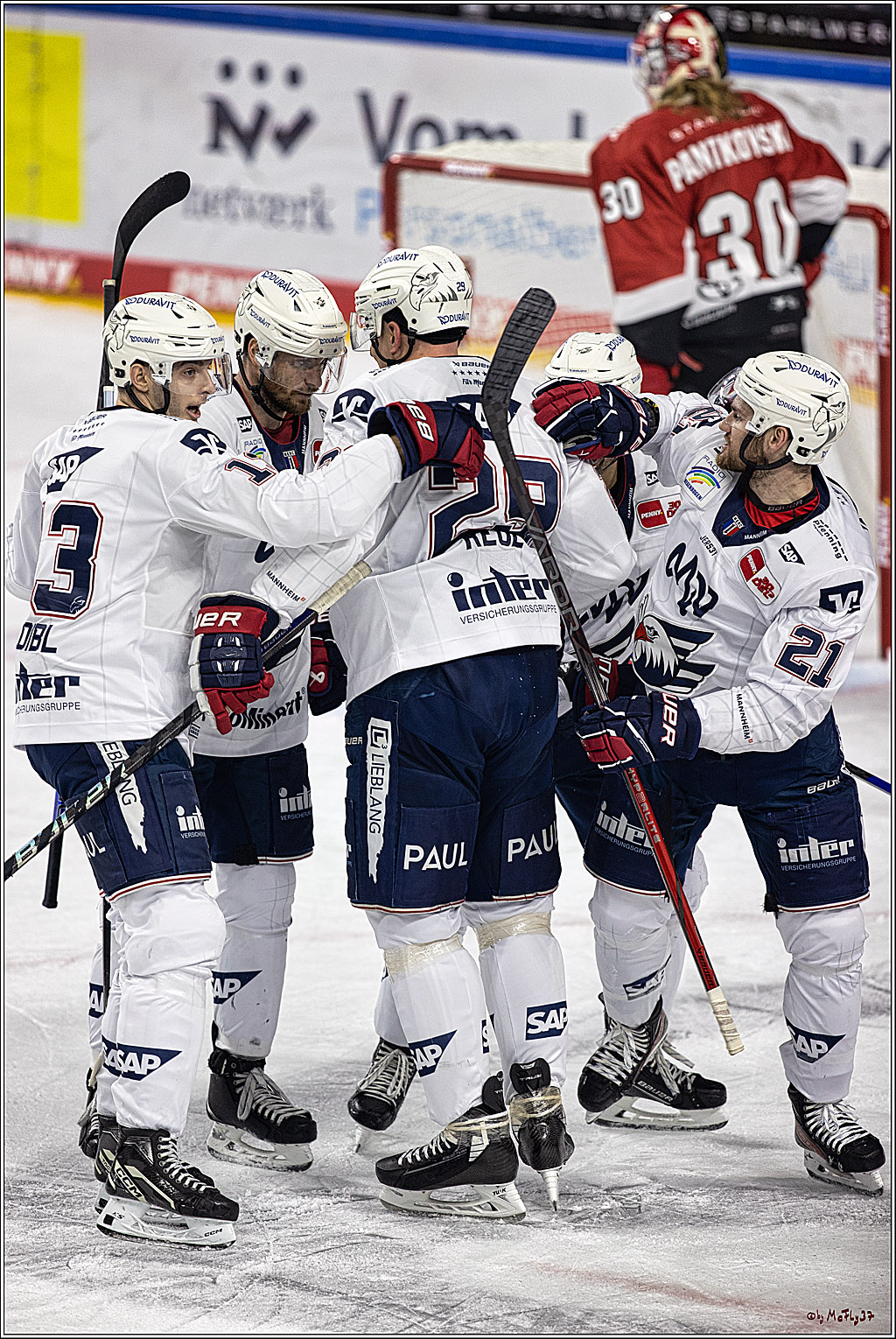 PENNY DEL 1. Koelner Haie - Adler Mannheim; Koeln, 30.09.2023