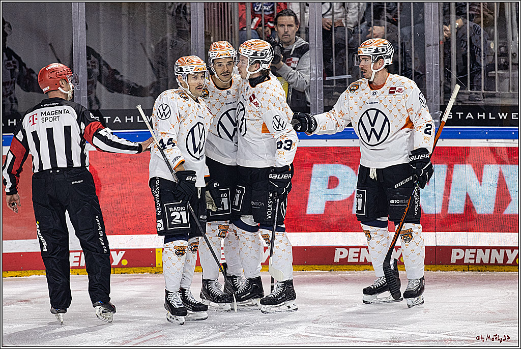 PENNY DEL 1. Koelner Haie - Grizzlys Wolfsburg; Koeln, 28.11.2023