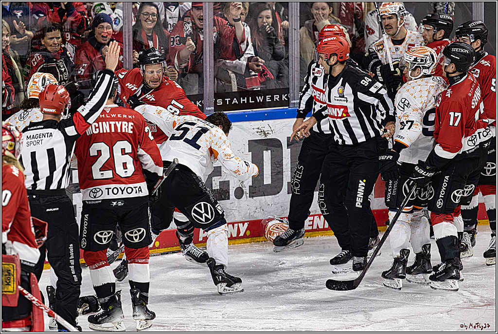 PENNY DEL 1. Koelner Haie - Grizzlys Wolfsburg; Koeln, 28.11.2023