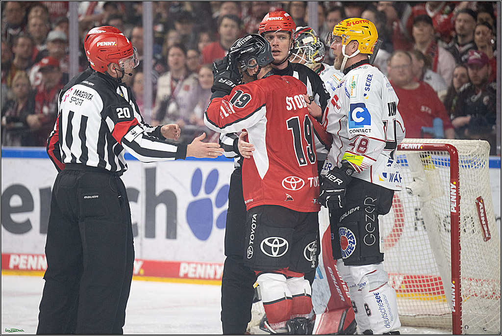 PENNY DEL; Koelner Haie- Fischtown Bremerhaven; Koeln, 18.03.2025