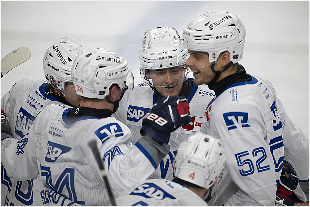PENNY DEL 1; Kölner Haie - Adler Mannheim; Köln, 14.12.2025