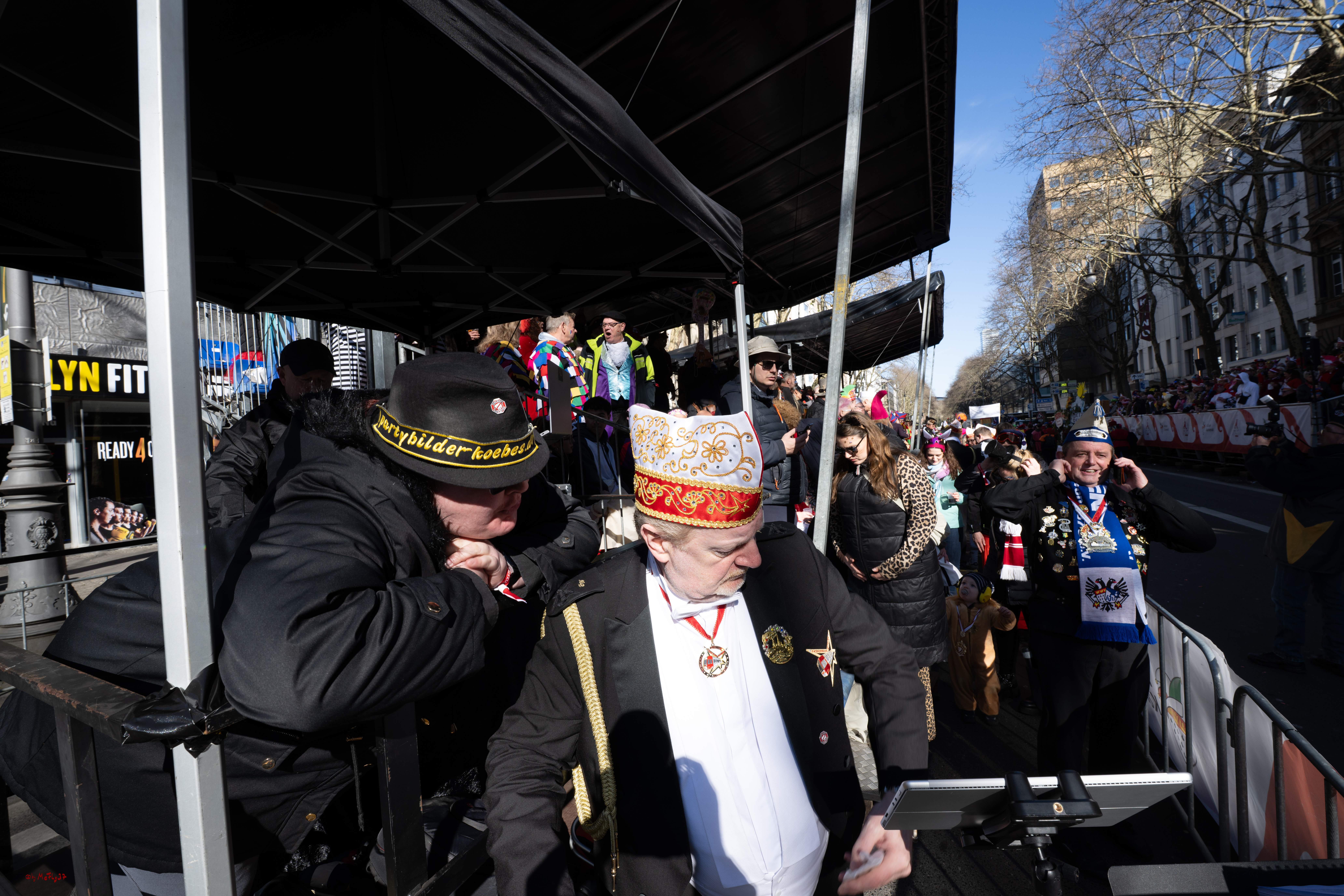 Rosenmontag Tribüne - KG 1. Straßenbahnsitzung e.V., 03.03.2025 Karneval, Brauchtum, Kostüme, Feiern, Club, Freude, Sonnenschein,