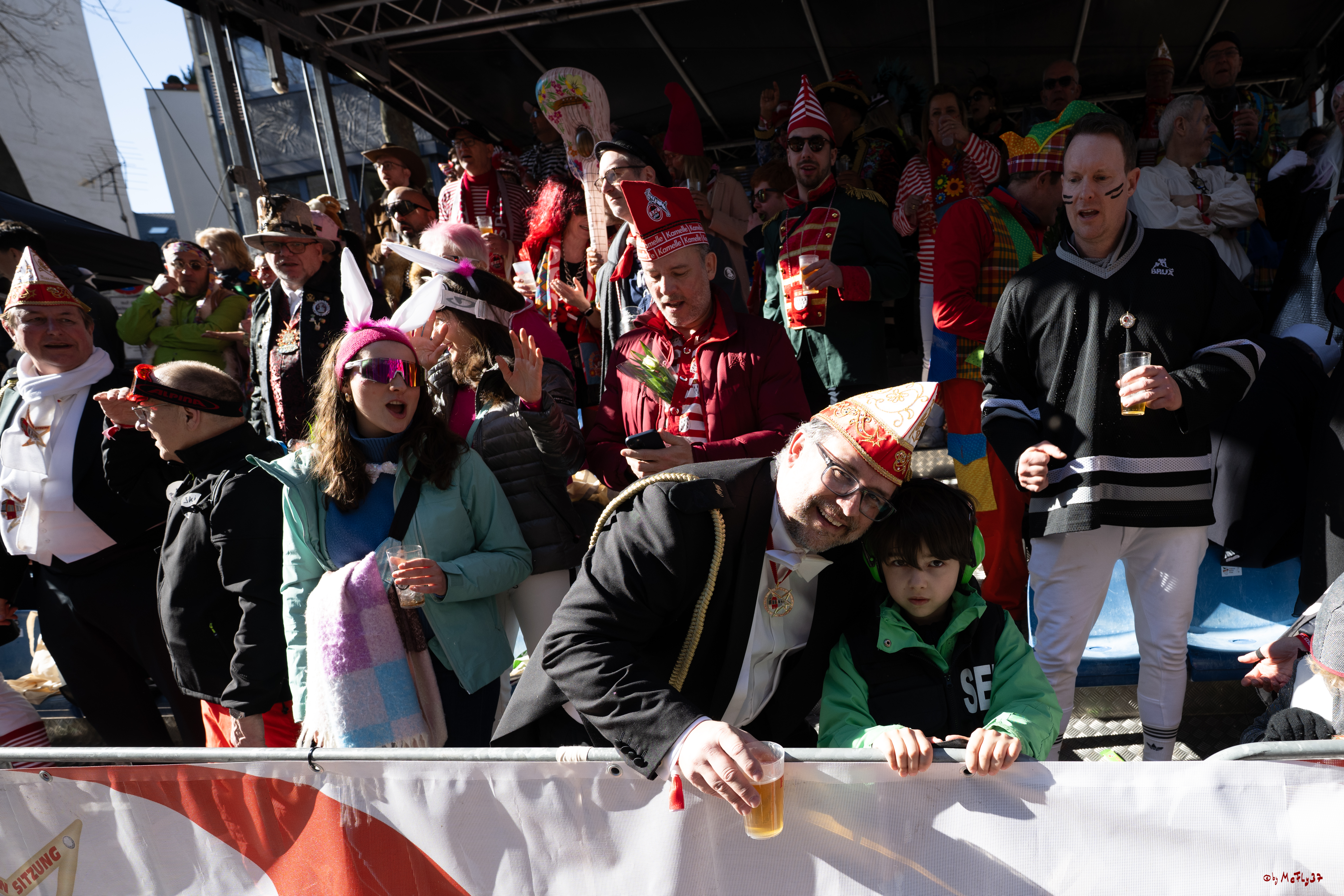 Rosenmontag Tribüne - KG 1. Straßenbahnsitzung e.V., 03.03.2025 Karneval, Brauchtum, Kostüme, Feiern, Club, Freude, Sonnenschein,