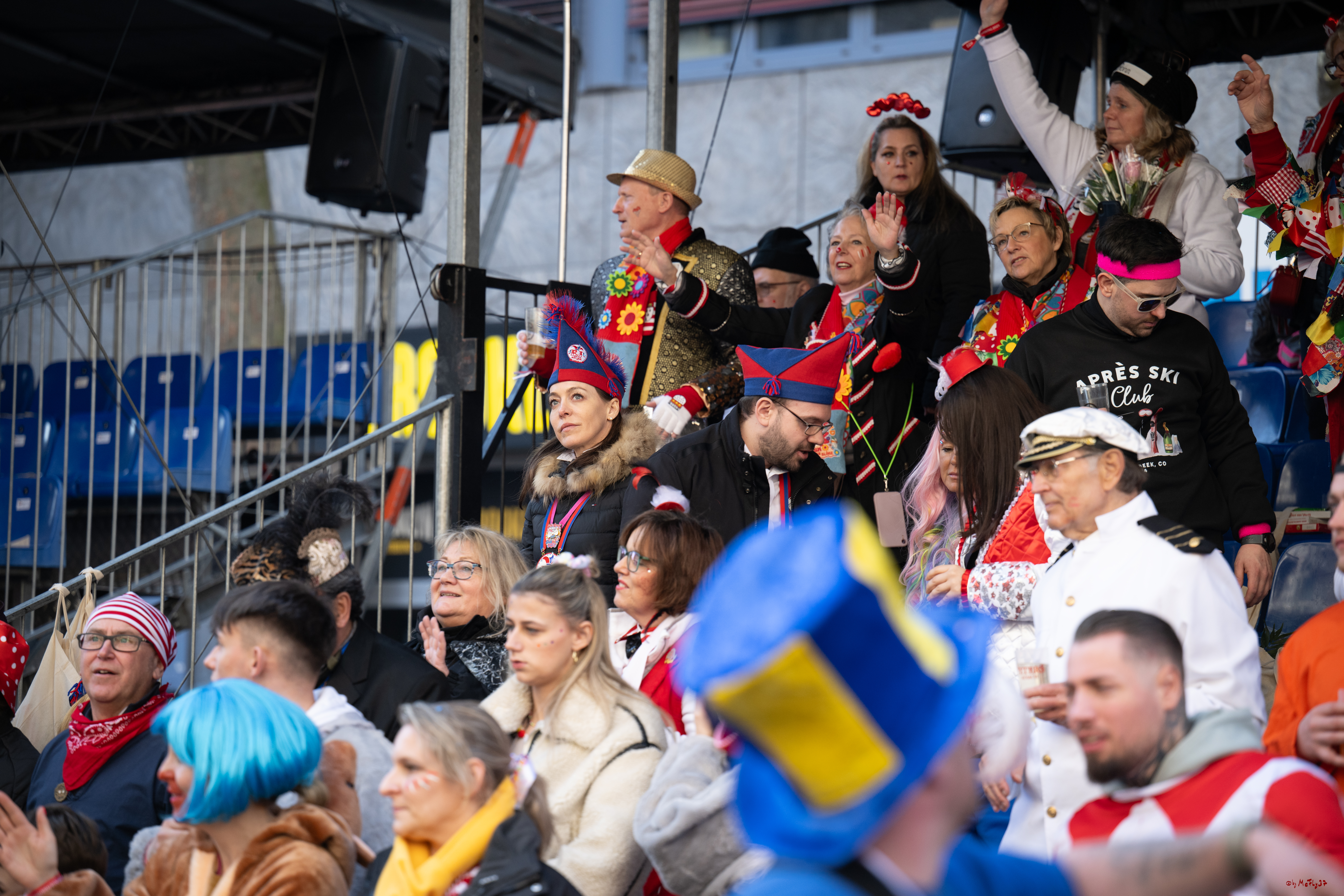 Rosenmontag Tribüne - KG 1. Straßenbahnsitzung e.V., 03.03.2025 Karneval, Brauchtum, Kostüme, Feiern, Club, Freude, Sonnenschein,