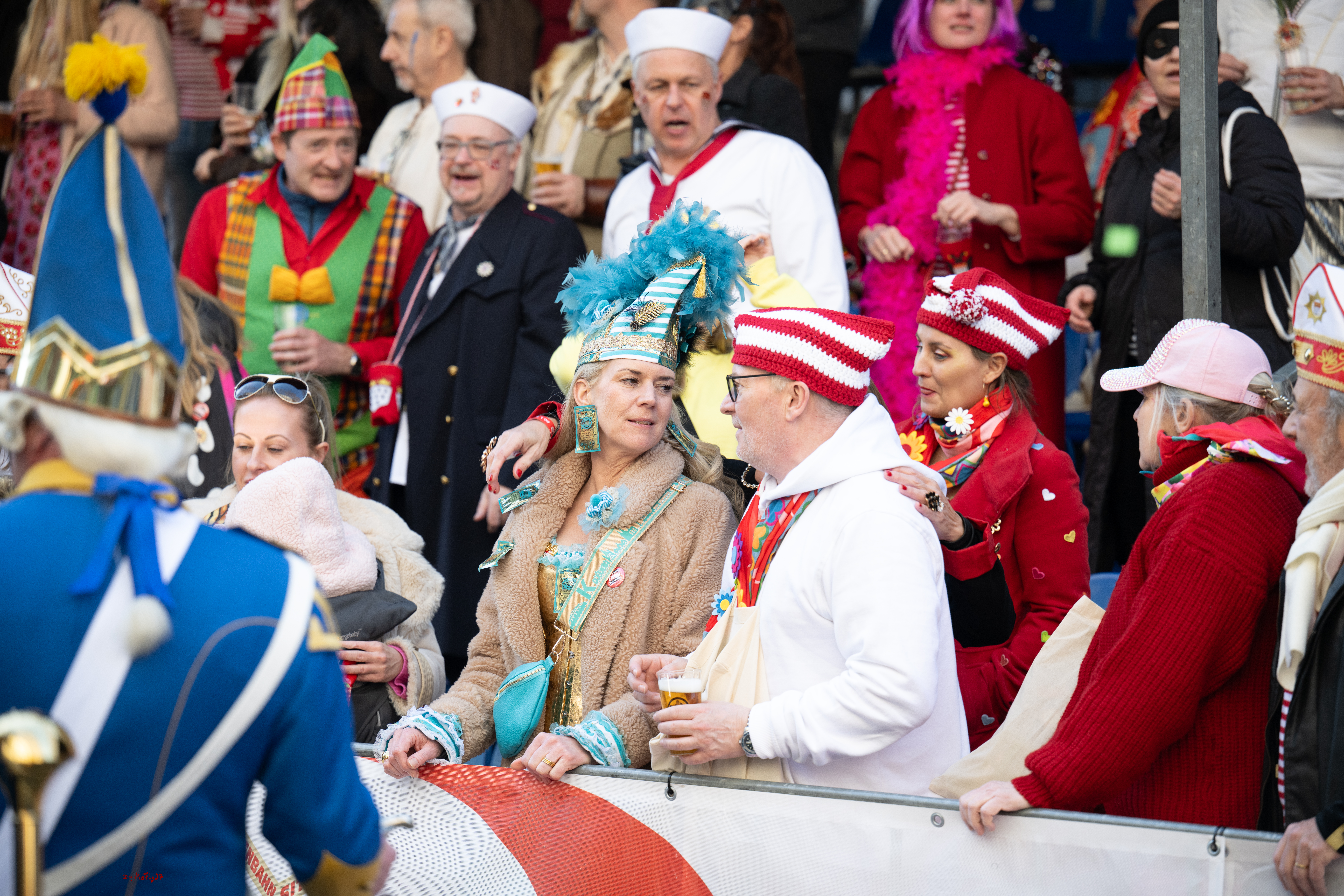 Rosenmontag Tribüne - KG 1. Straßenbahnsitzung e.V., 03.03.2025 Karneval, Brauchtum, Kostüme, Feiern, Club, Freude, Sonnenschein,