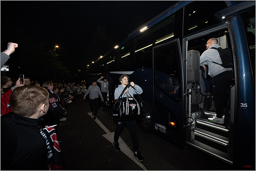 PENNY DEL 1 - Vizemeister kommt in Köln an; Köln, 26.04.2025