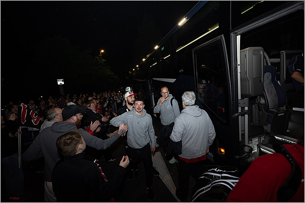 PENNY DEL 1 - Vizemeister kommt in Köln an; Köln, 26.04.2025