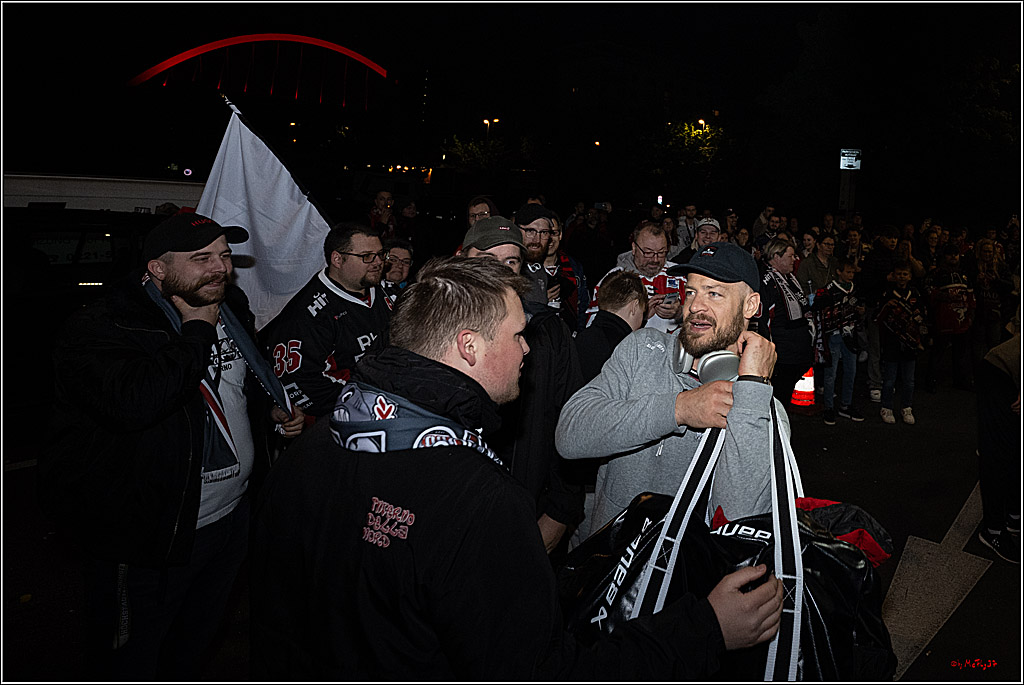 PENNY DEL 1 - Vizemeister kommt in Köln an; Köln, 26.04.2025